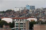 韓国の首都ソウルの住宅街。同国は住宅ローンの急増などで家計債務が過去最高水準に膨れ上がった（ＡＰ）