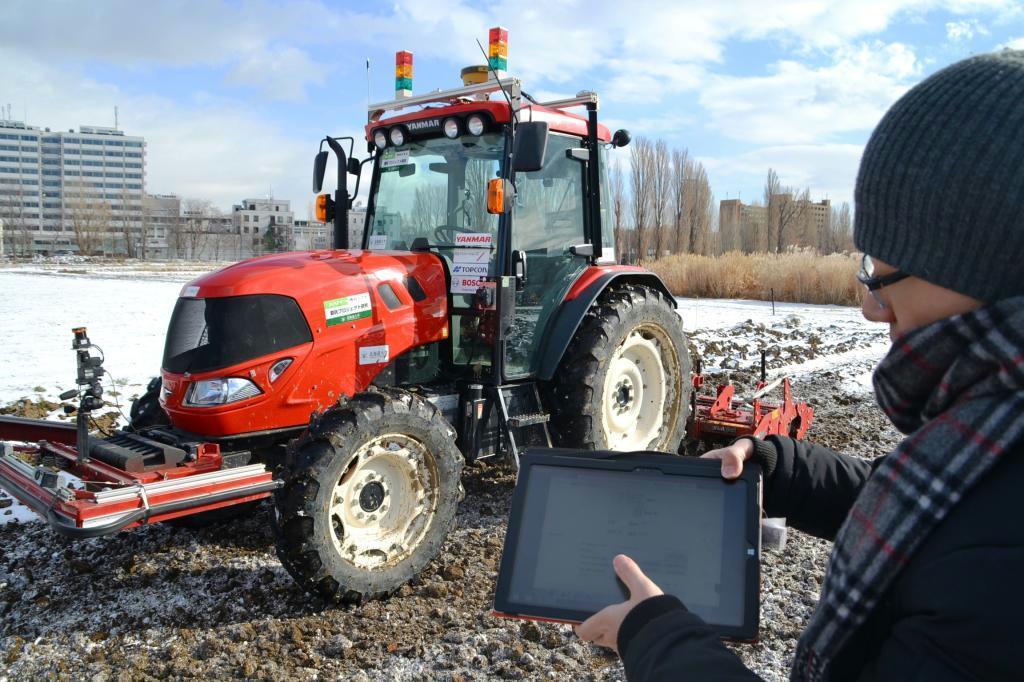 自動運転で農作業を行う「ロボットトラクター」＝札幌市