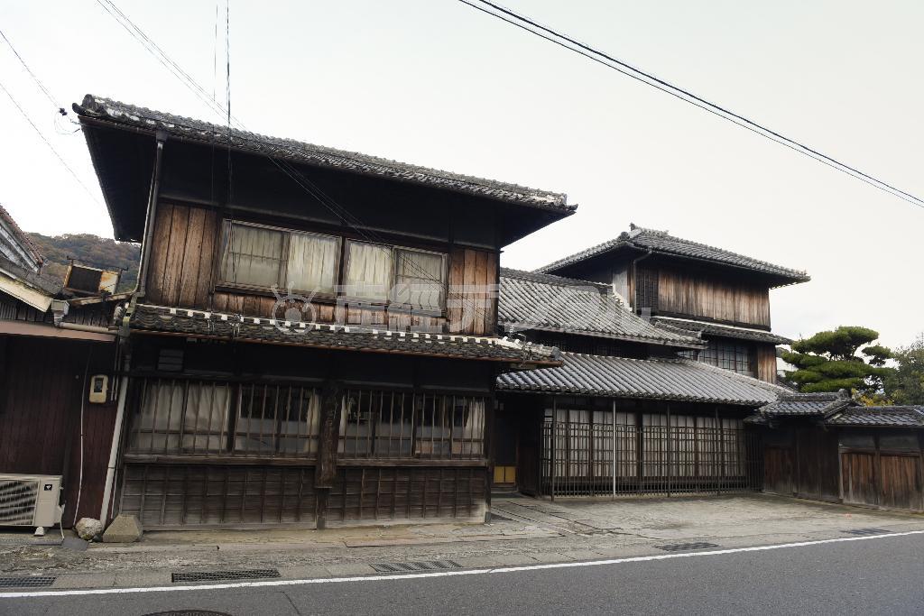 高野山へと続く街道沿いにたたずむ「かねいち」。木造の建物が歴史を感じさせる＝２０１４年２月１１日、和歌山県海南市（塩塚夢撮影）