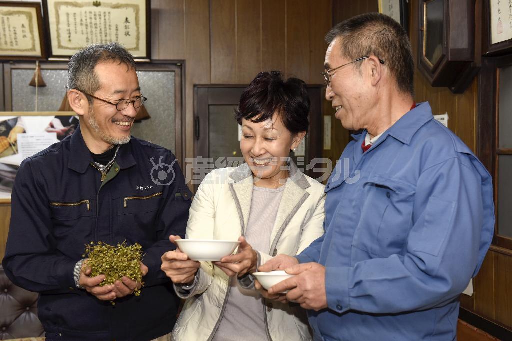 土田高史さん（左）と辻了（さとる）さん（右）と山椒（さんしょう）を手にする松田美智子さん。「この山椒がなくなったら困る。いつまでも作り続けてくださいね」とエールを送る＝２０１４年２月１１日、和歌山県（長谷川みず穂さん撮影）