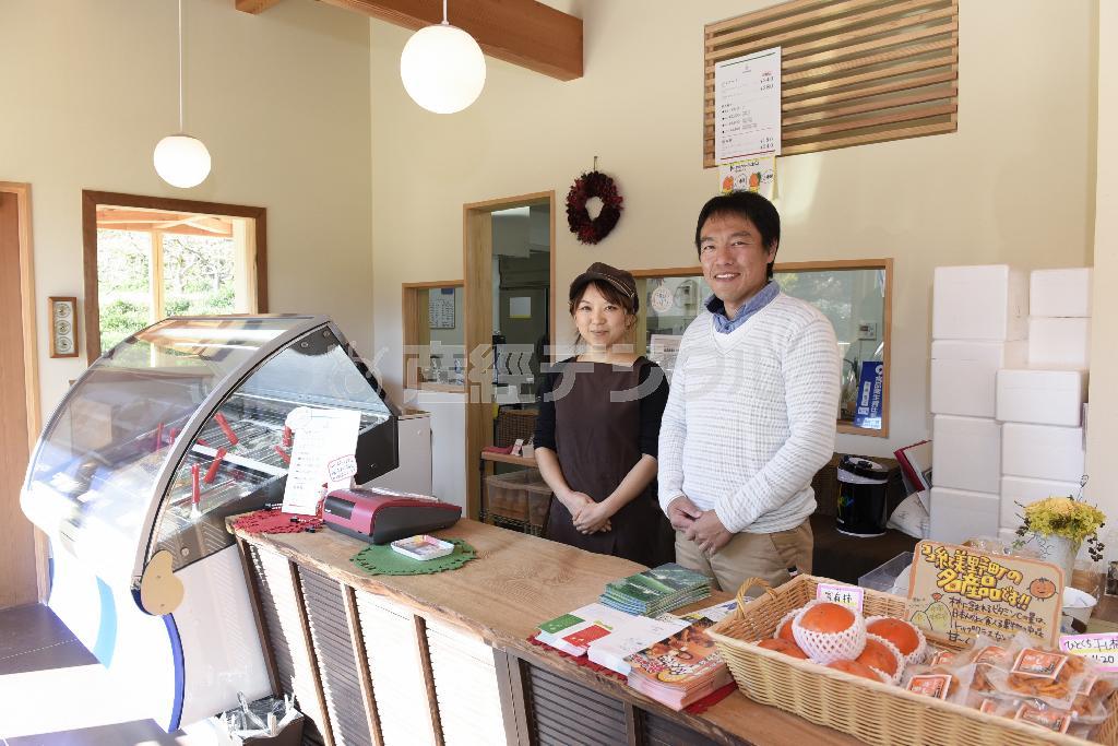 宇城哲志さん（右）の「キミノーカ」では山椒（さんしょう）やキャベツなどを使ったジェラートがそろう＝２０１４年１２月１９日、和歌山県海草郡紀美野町（塩塚夢撮影）