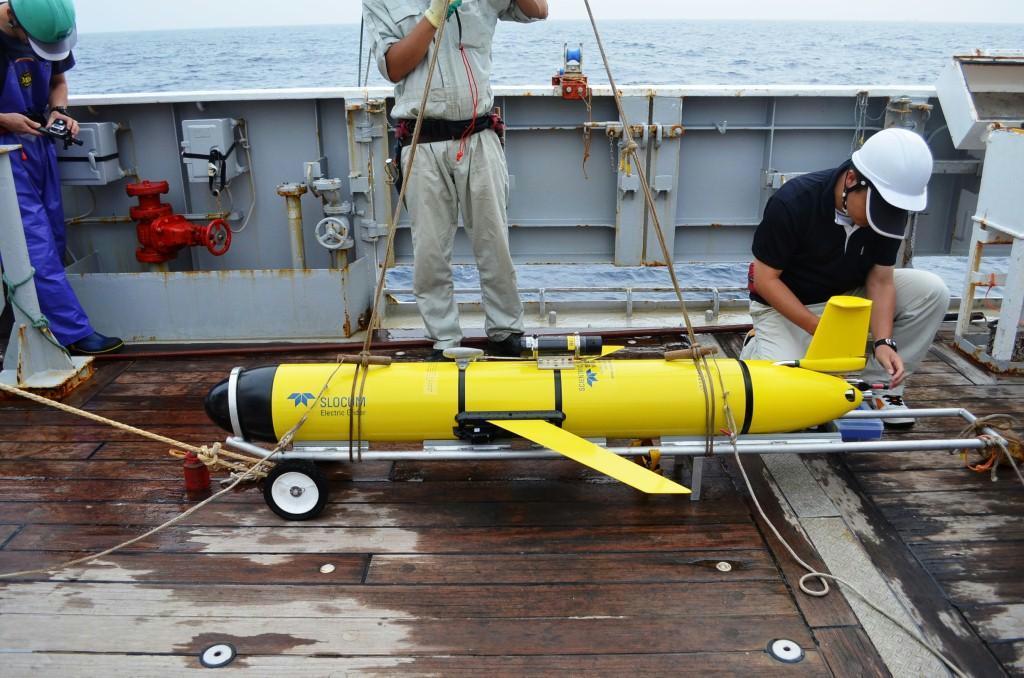 海洋中の水温や塩分を測定する水中グライダー（水産総合研究センター提供）