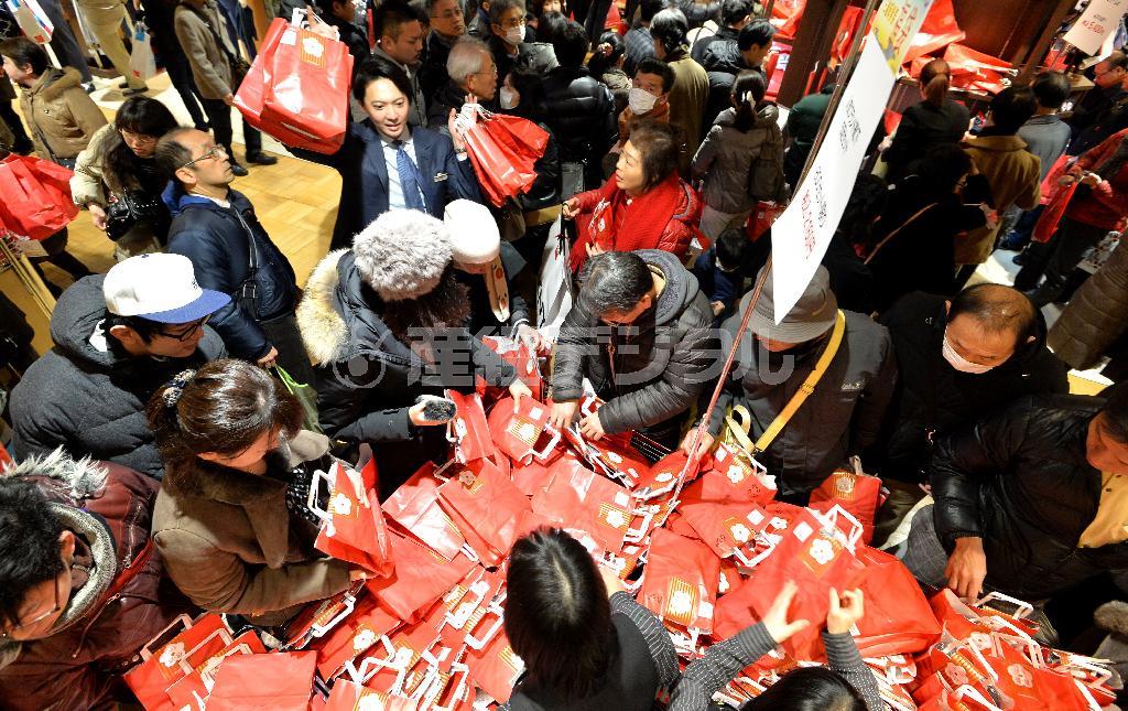 大手百貨店の初売りが１月２日、始まり、三越日本橋本店では福袋などを求める買い物客でにぎわった＝２０１５年、東京都中央区（宮崎瑞穂撮影）