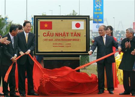 ベトナムのハノイで、ニャッタン橋のネームプレートの除幕をするグエン・シン・フン国会議長（右から２人目）と太田国交相（左から２人目）ら＝４日（共同）