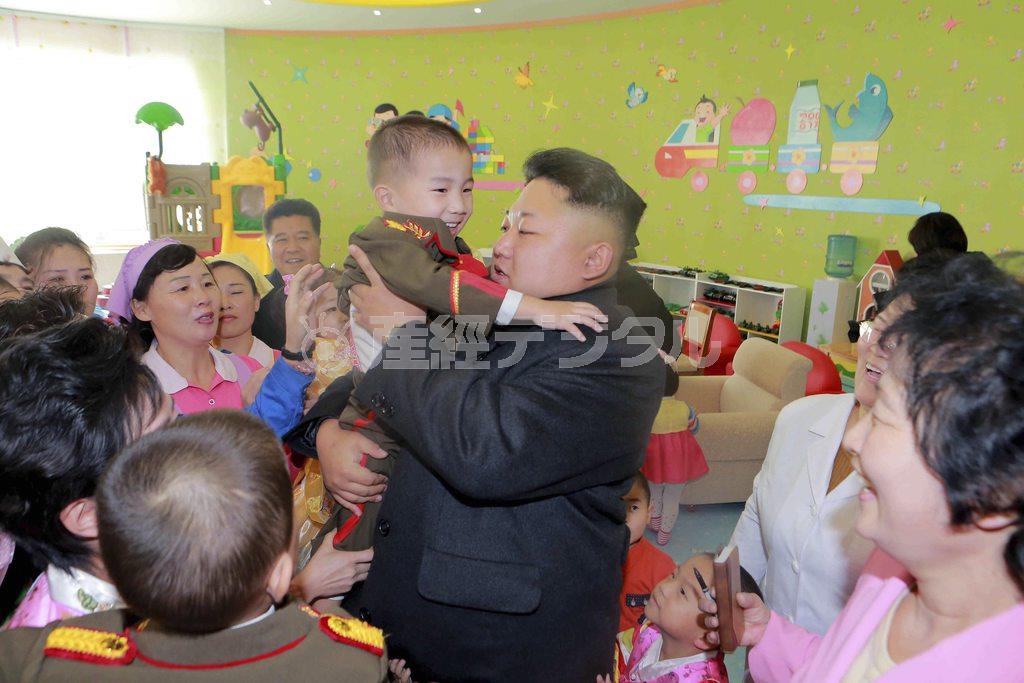 朝鮮中央通信が配信した新年に首都平壌市内の赤ちゃんホームを視察する金正恩第１書記の様子。米国は、サイバー攻撃への報復として新たな制裁措置を発動したが、その効果を疑問視する声が多い＝北朝鮮（ロイター）