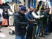 米ミネソタ州ミネアポリス市内のモスク（イスラム教礼拝所）で祈るソマリア系住民。一帯ではソマリア系住民が中東地域に赴くことへの懸念が強まっている＝２０１４年１２月１２日（黒沢潤撮影）