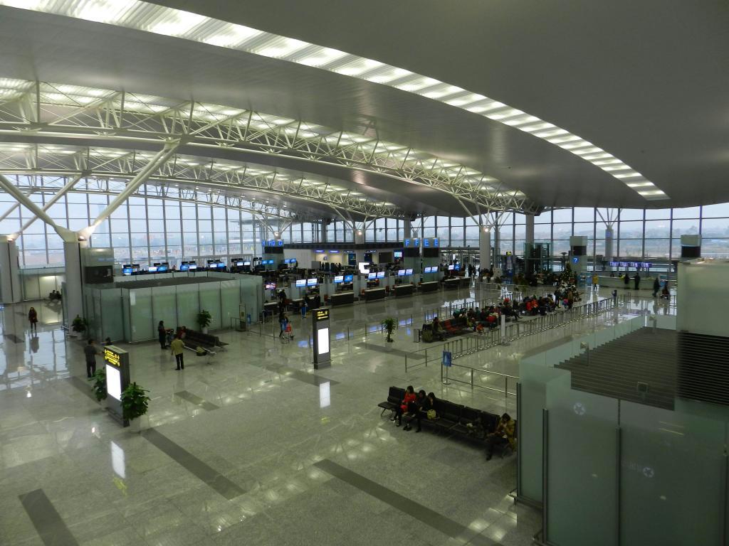 日本の円借款などで整備され、大成建設などが工事を担ったノイバイ国際空港の第２旅客ターミナルビルの内部＝４日、ベトナム・ハノイ