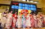 東京証券取引所の大発会に晴れ着姿で参加した女性＝５日午前、東京・日本橋兜町