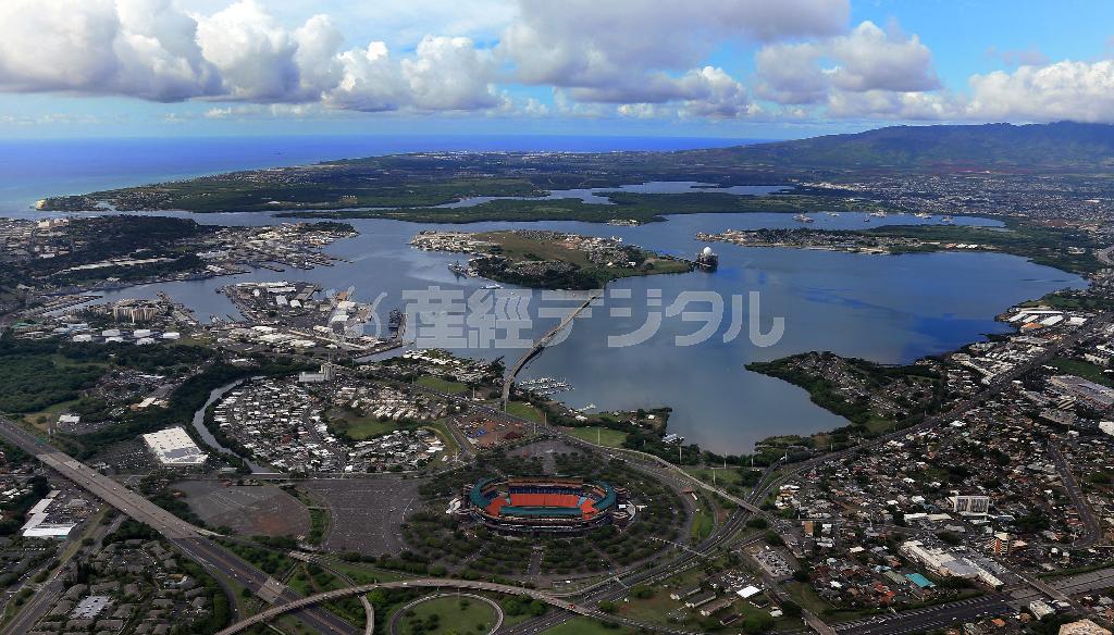 上空から見た真珠湾。大戦の舞台となったことが想像できないほど美しく、澄んだ水面が印象的だった＝２０１４年１１月１４日、米ハワイ州・オアフ島（鈴木健児撮影）