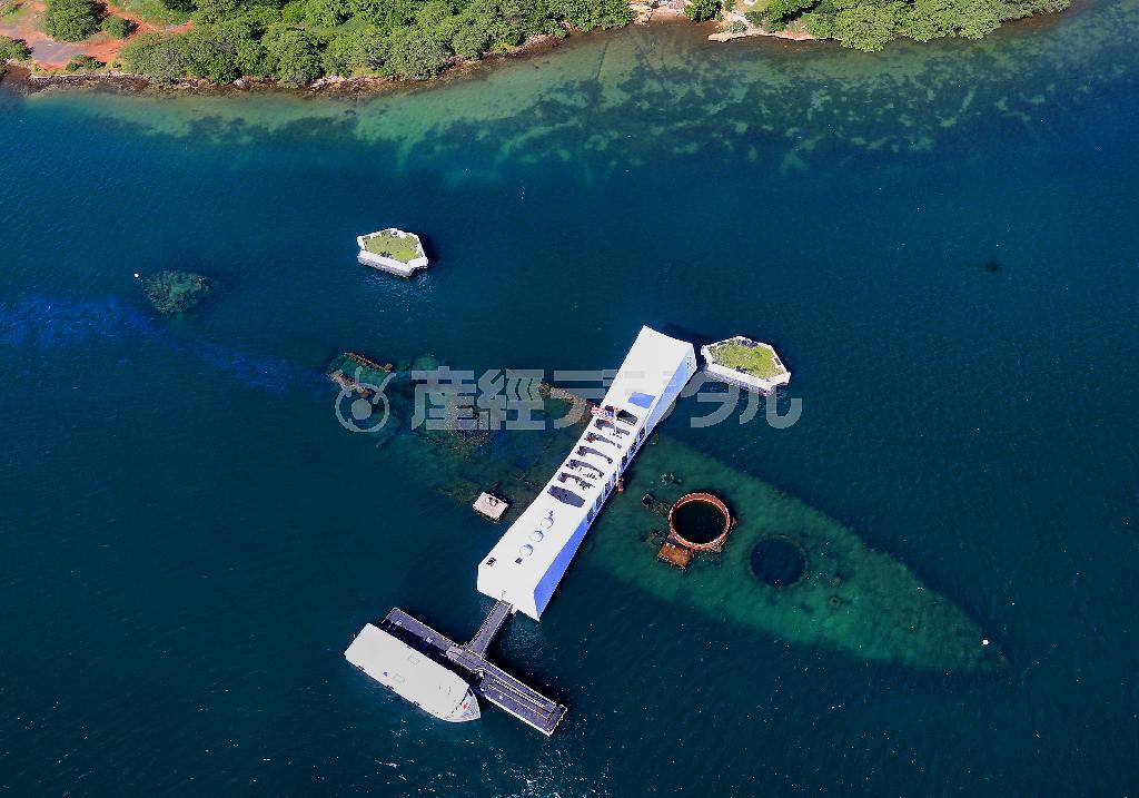 戦艦「アリゾナ」の船影は上空からでもはっきりと確認できる。船体をまたいでアリゾナ記念館が建つ＝２０１４年１１月１７日、米ハワイ州・オアフ島（本社チャーターヘリから、鈴木健児撮影）