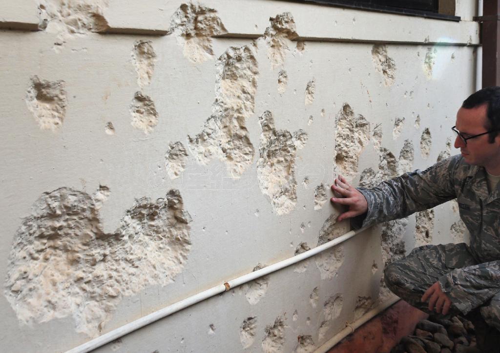 真珠湾攻撃を受けた米軍ヒッカム基地司令部のビルには当時の弾痕が生々しく残っている＝２０１４年１１月１４日、米ハワイ州・オアフ島（鈴木健児撮影）