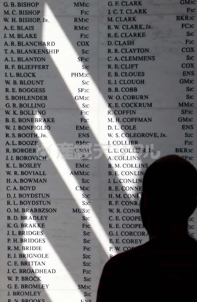 アリゾナ記念館内部には、真珠湾攻撃で亡くなった１０００人を超える米兵の名前が刻まれた石碑もある＝２０１４年１１月１３日、米ハワイ州オアフ島の真珠湾（鈴木健児撮影）