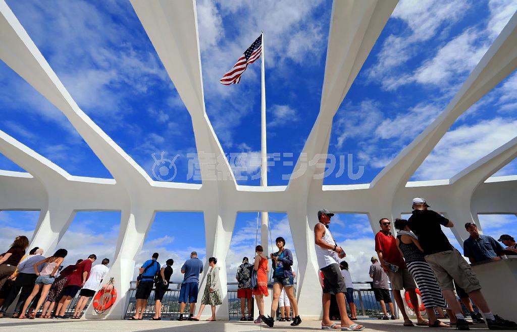 沈んだ戦艦アリゾナをまたぐように建てられた白亜の追悼施設「アリゾナ記念館」。メーンマストには星条旗が掲げられている＝２０１４年１１月１３日、米ハワイ州オアフ島の真珠湾（鈴木健児撮影）