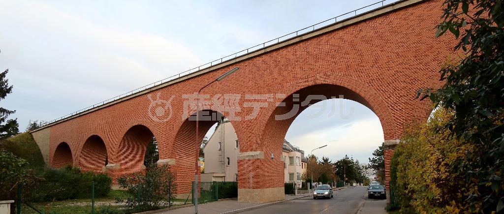 首都ウィーン市内を貫く水路。この古代ローマの遺跡を思わせるようなシンプルな水路が、アルプスの自然な湧き水を市民にもたらしている＝２０１４年１１月１１日、オーストリア（ＡＰ）