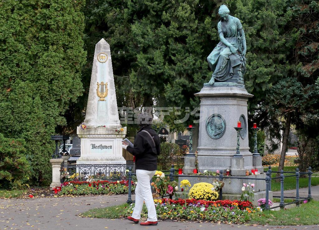 音楽の都だけあって、ウィーン中央墓地には楽聖たちの墓が所狭しと並んでいる。左はベートーベンの墓、右はモーツァルトの記念碑（墓でないのは埋葬場所がはっきりしないため）＝２０１４年１１月１１日、オーストリア・首都ウィーン（ＡＰ）
