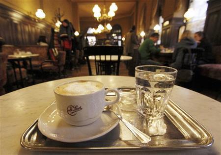 コーヒーを頼むとウィーンでは必ずと言ってよいほど、コップ１杯の水がセットで出される。ウィーン水のうまさは欧州随一だ＝２０１１年１１月１６日、オーストリア・首都ウィーン（ＡＰ）