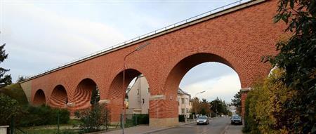 首都ウィーン市内を貫く水路。この古代ローマの遺跡を思わせるようなシンプルな水路が、アルプスの自然な湧き水を市民にもたらしている＝２０１４年１１月１１日、オーストリア（ＡＰ）