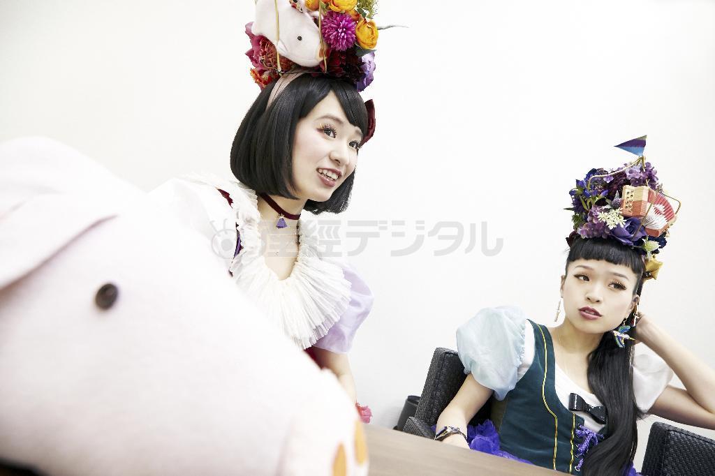 インタビューに答えるもも（左）と小春（右）。ももはステージに立つと弾けるようなパフォーマンスで観客をひきよせるが、取材では小春に確かめながら丁寧にコメントする様子がほほえましかった＝２０１４年１２月１２日、東京都渋谷区神宮前（岡崎健志さん撮影）