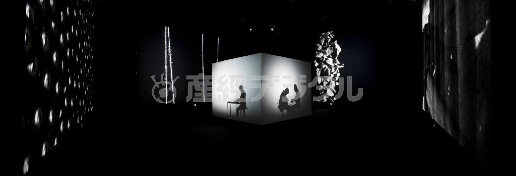 「ｑｕａｒｔｅｔｓ」（２００８年）。写真提供：山口情報芸術センター。［ＹＣＡＭ］制作：大友良英＋木村友紀＋ベネディクト・ドリュー＋平川紀道＋石川高＋一楽儀光＋ジム・オルーク＋カヒミ・カリィ＋Ｓａｃｈｉｋｏ＿Ｍ＋アクセル・ドゥナー＋マーティン・ブランドルマイヤー共同開発：ＹＣＡＭ＿ＩｎｔｅｒＬａｂ