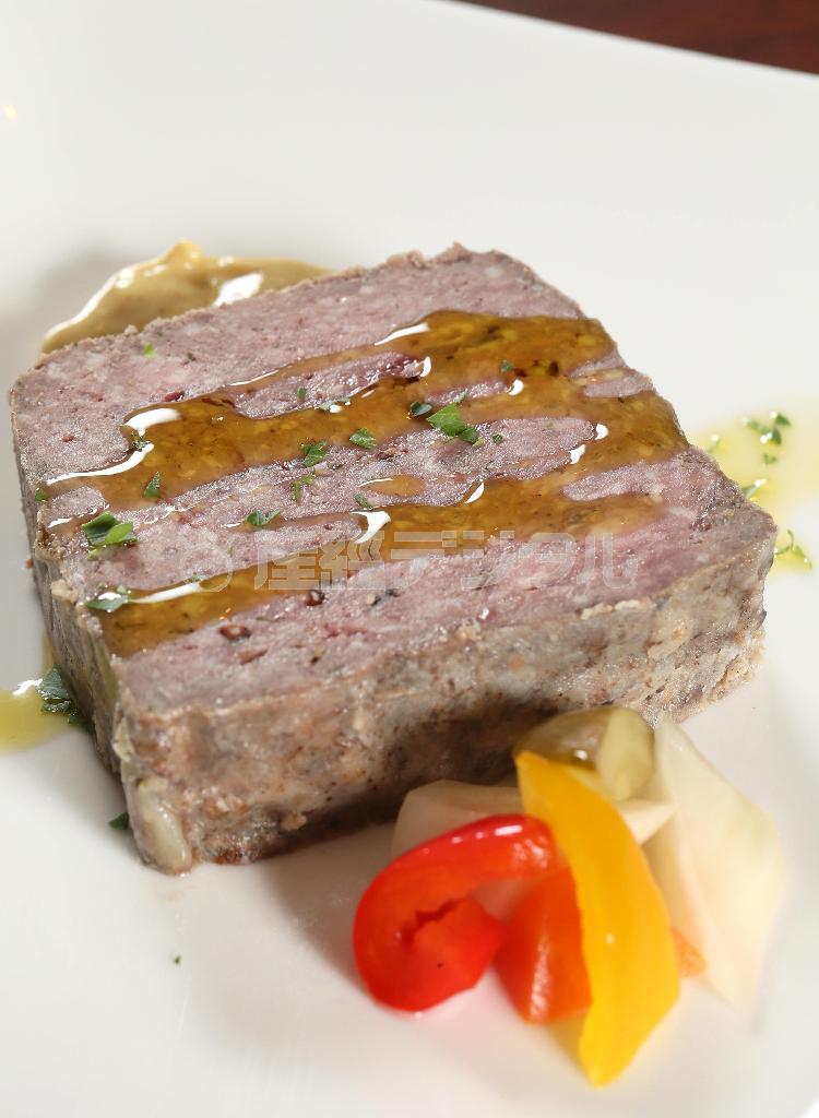 自家製テリーヌ（８００円＋税）は、仕込む度に食材や配合を変えるという。甘酢を使用したピクルスはやさしい酸味＝２０１４年１２月１０日、京都市下京区（志儀駒貴撮影）