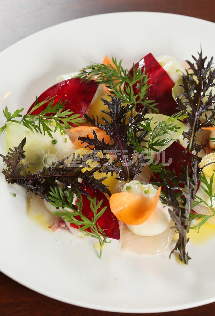 「鮮魚のカルパッチョ」（１０００円～＋税）。カリフラワーのピュレをかけたカンパチのカルパッチョは、野菜と共にさっぱりと＝２０１４年１２月１０日、京都市下京区（志儀駒貴撮影）