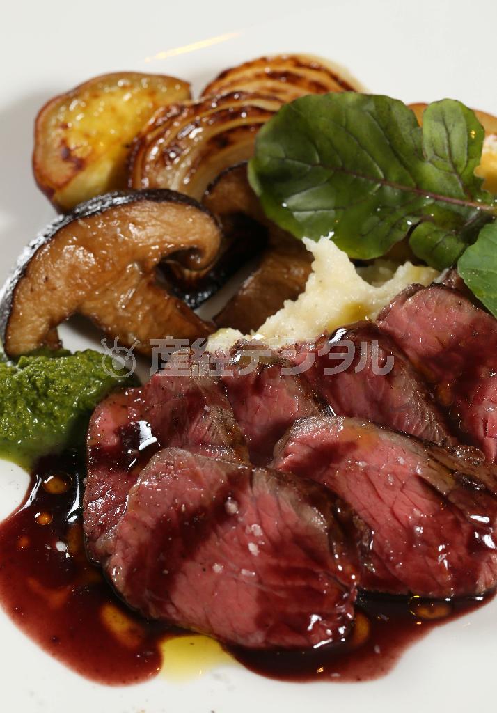 「丹波牛ランプのタリアータ」（２５００円＋税）。火の入れ加減が絶妙で、肉も野菜も素材のうまさが存分に味わえる＝２０１４年１２月１０日、京都市下京区（志儀駒貴撮影）