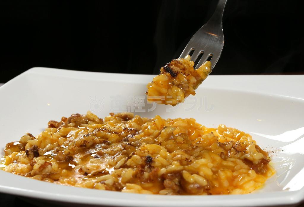 「美肌豚ソーセージとカボチャのピュレのリゾット」（１４００円＋税）。甘みや塩気、スパイスなどいろんな風味が楽しめる＝２０１４年１２月１０日、京都市下京区（志儀駒貴撮影）