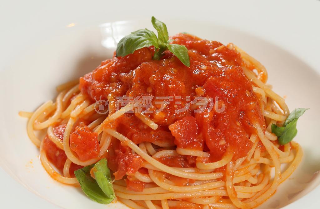 高知県高岡郡日高村の山崎さんが栽培するトマトを使った「スパゲッティ＿ポモドーロ」（１４００円＋税）。シンプルだからこそ、食材と調理の腕が光る一品＝２０１４年１２月１０日、京都市下京区（志儀駒貴撮影）