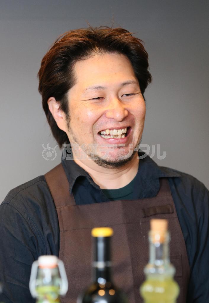 オーナーシェフの矢守保則さん。「この店に来れば誰かいるんじゃないか。そんな情報収集・発信のような場所にしたいですね」＝２０１４年１２月１０日、京都市下京区（志儀駒貴撮影）