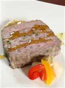 自家製テリーヌ（８００円＋税）は、仕込む度に食材や配合を変えるという。甘酢を使用したピクルスはやさしい酸味＝２０１４年１２月１０日、京都市下京区（志儀駒貴撮影）