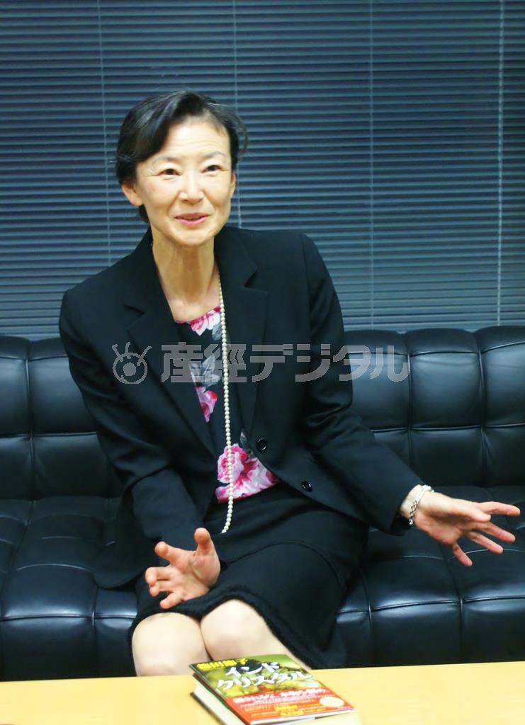 作家、篠田節子さん。構想１０年の大作『インドクリスタル』。「自分の願いを詰め込んだ」という＝２０１４年１２月５日（塩塚夢撮影）