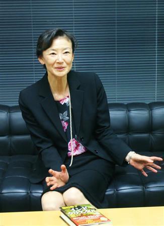 作家、篠田節子さん。構想１０年の大作『インドクリスタル』。「自分の願いを詰め込んだ」という＝２０１４年１２月５日（塩塚夢撮影）