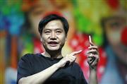 新型スマホ「小米４」を発表する小米科技（シャオミ）の雷軍ＣＥＯ（最高経営責任者）。黒いＴシャツにジーンズのラフな姿は米アップル創業者のスティーブ・ジョブズ氏を思わせる＝２０１４年７月２２日、中国・首都北京市（ゲッティ＝共同）