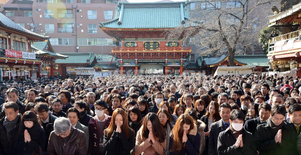 １月５日、商売繁盛のご利益で知られる神田明神は、仕事始めの参拝客でにぎわった＝２０１５年、東京都千代田区（寺河内美奈撮影）