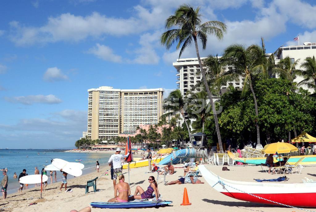 日本人観光客の多いハワイでも、ワイキキはとくに多く、いつもたくさんの人でにぎわっている＝２０１４年１１月１８日、米ハワイ州オアフ島（鈴木健児撮影）