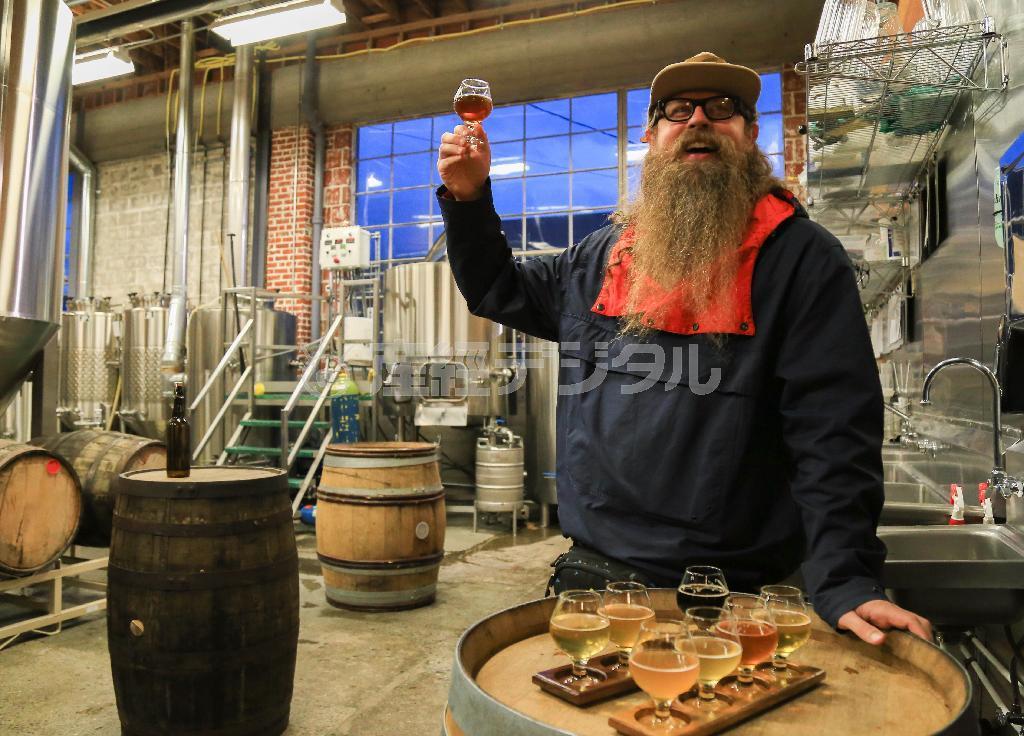 ポートランドで開催された「世界ひげ選手権」に出場するため、カリフォルニア州南部のサンディエゴからやってきたジェミー・ルイスさん。酒造店に勤めており、ブルワリーをはしごしていた＝２０１４年１０月２３日、米オレゴン州（緑川真実さん撮影）