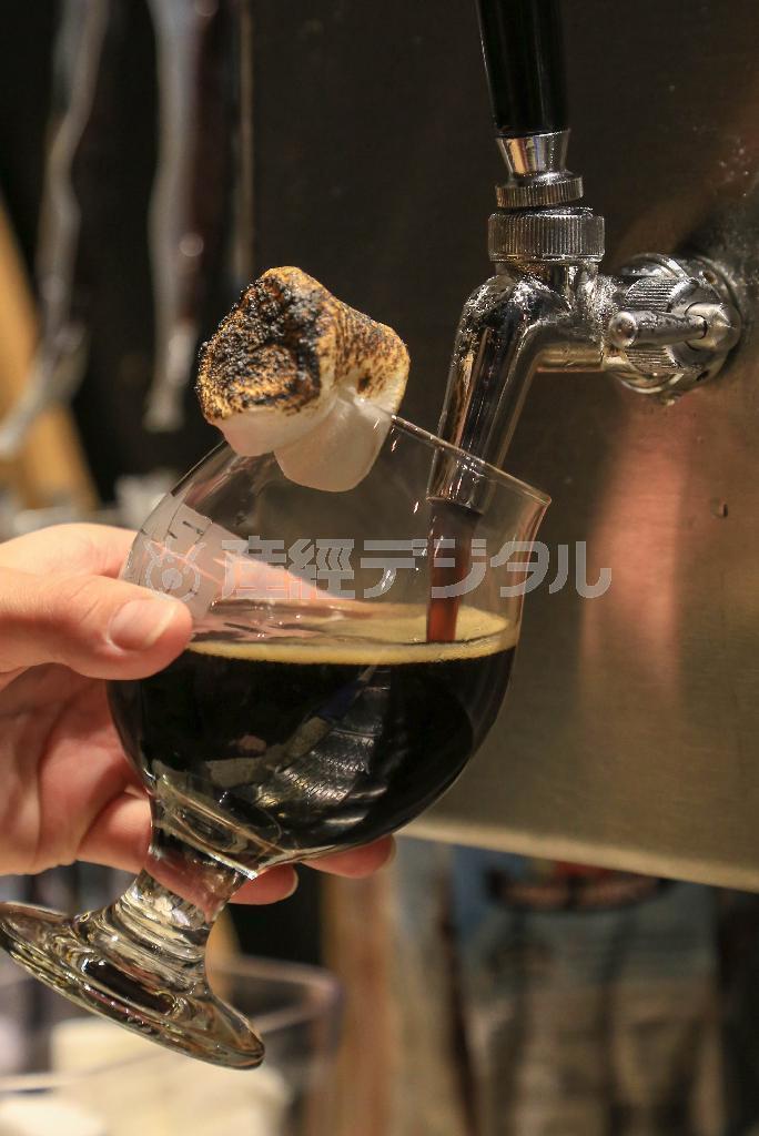 ビール醸造所「ベース・キャンプ・ブルーイング」の人気ビールで、バーナーで焦げ目がついたマシュマロがついた「エス・モア・スタウト」。キャンプで子供たちがマシュマロを焼いて食べることから、アイデアを得た。黒ビールの苦みとマシュマロの甘さがマッチして、デザートのような感覚だ＝２０１４年１０月２３日、米オレゴン州ポートランド（緑川真実さん撮影）