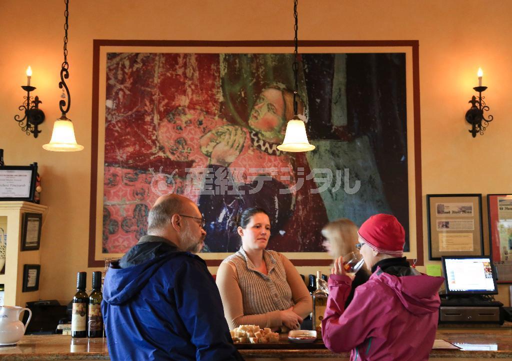 ワイナリー「マーカス・ビンヤード」のテイスティングルーム。和やかな雰囲気の中、誰でも気軽に会話を楽しみながらワインを楽しむことができる＝２０１４年１０月２３日、米オレゴン州ポートランド（緑川真実さん撮影）