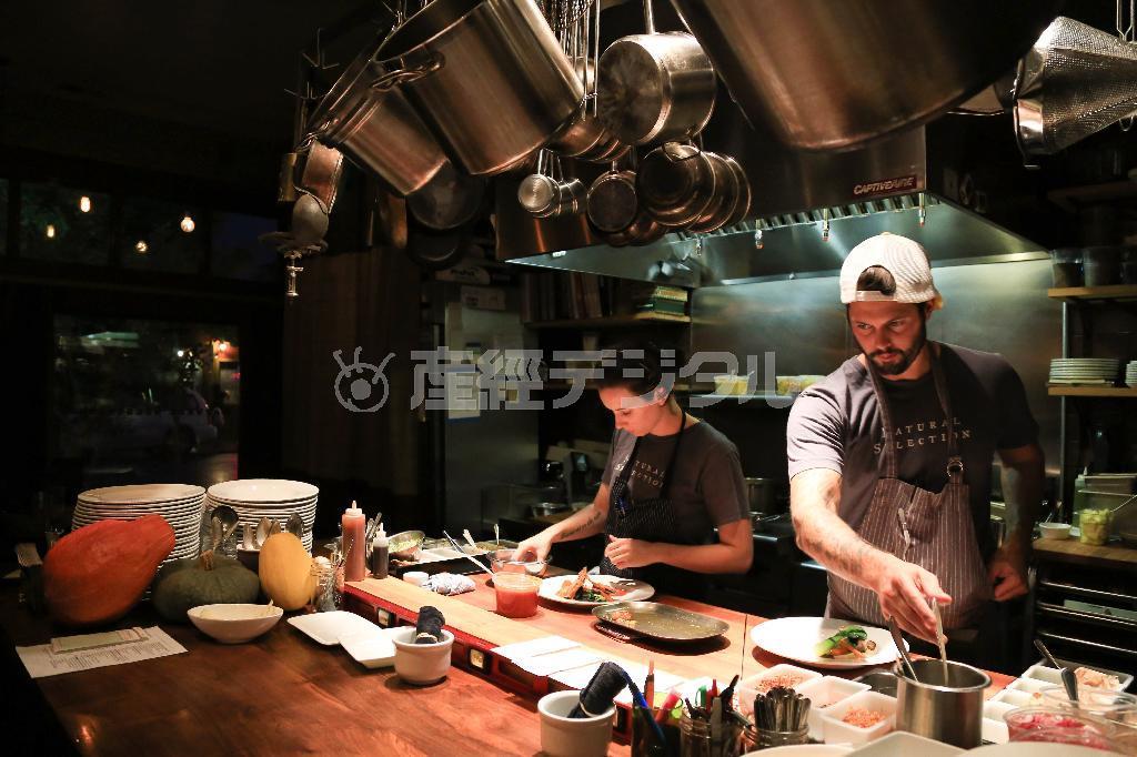 ポートランドで人気のベジタリアンレストラン「ナチュラル・セレクション」では、「みそ」など和食のテイストも入った料理がコースで提供される＝２０１４年１０月２３日、米オレゴン州（緑川真実さん撮影）