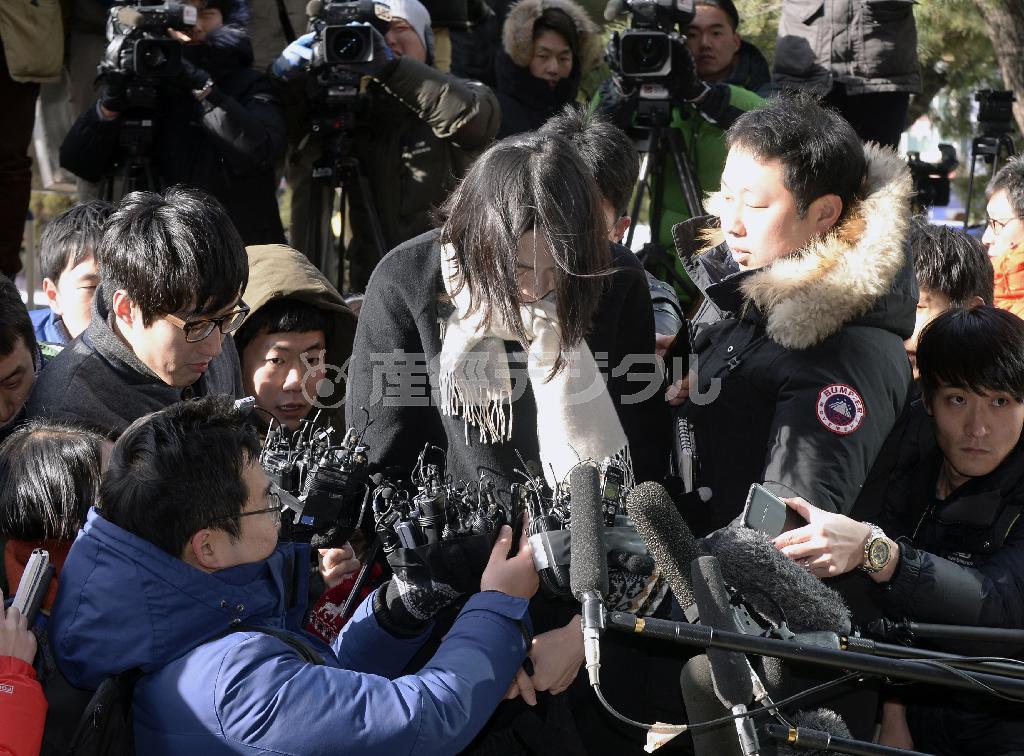 １２月１７日、ソウル西部地検に出頭し、記者団に囲まれる大韓航空の趙顕娥（チョ・ヒョナ）前副社長＝２０１４年、韓国・首都ソウル（共同）