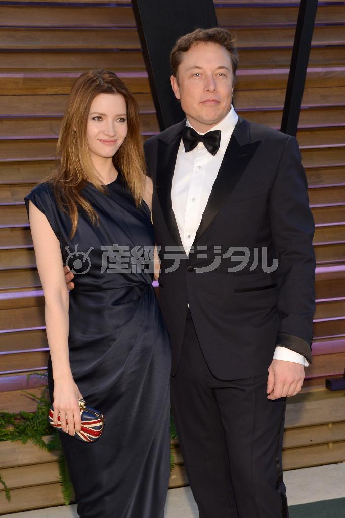 米宇宙開発企業「スペースＸ」の最高経営責任者（ＣＥＯ）、イーロン・マスク氏（右）と英女優、タルラ・ライリーさん＝２０１４年３月２日、米カリフォルニア州ウエストハリウッド（ＡＰ）