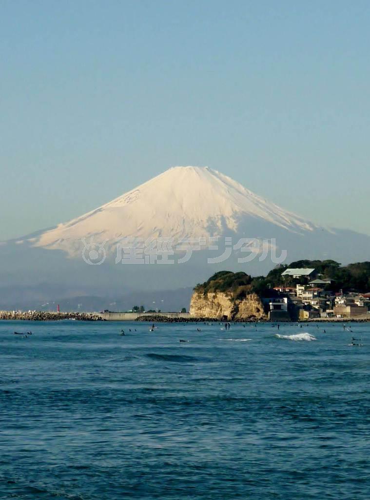 今年も富士山の姿をごらんいただこう。手前は七里ケ浜沖の海＝神奈川県鎌倉市