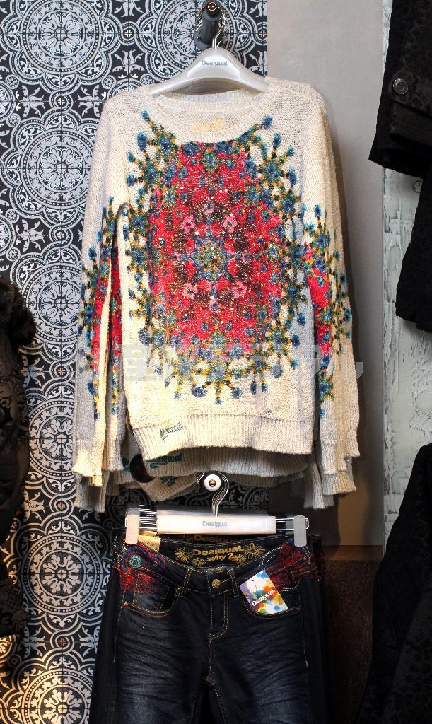 アジア担当副社長ジョルディ・バルセルス・バルスさんイチオシのコットンセーター（１万３９００円）。白地に赤い花模様、スパンコールもあしらっている＝２０１４年１２月１９日、東京都渋谷区神宮前（立浪聡美さん撮影）