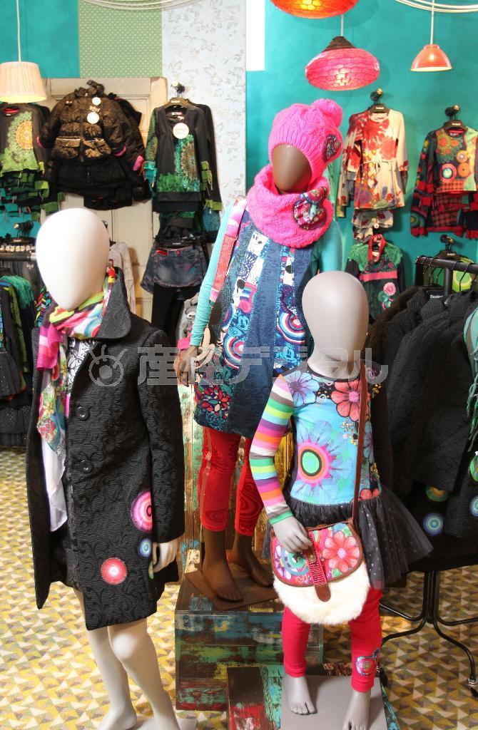 キッズ向けコート（左、１万６９００円）、ディスニーとコラボしたワンピース（中、８９００円）、バレリーナ風のワンピース’（右、８９００円）＝２０１４年１２月１９日、東京都渋谷区神宮前（立浪聡美さん撮影）