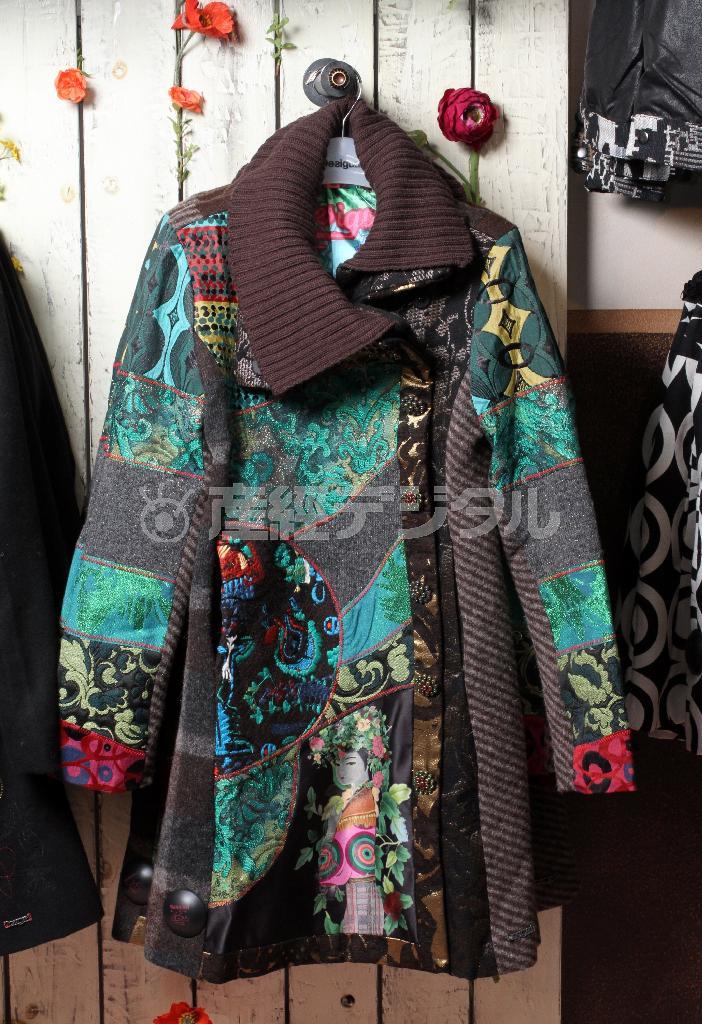 ウールやニットを貼り合わせ、さまざまな色や柄を組み合わせたパッチワークのコート（５万４９００円）はデシグアルの定番の一つ＝２０１４年１２月１９日、東京都渋谷区神宮前（立浪聡美さん撮影）