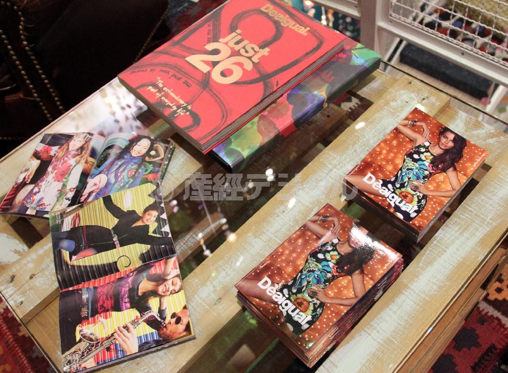 パンフレットも色鮮やか＝２０１４年１２月１９日、東京都渋谷区神宮前（立浪聡美さん撮影）