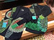 デシグアル定番の曼荼羅シリーズのロングカーディガン（左、１万６９００円）とワンピース（右、１万４９００円）。左右の袖の色が、あしらったリボンの色がそれぞれ異なる＝２０１４年１２月１９日、東京都渋谷区神宮前（立浪聡美さん撮影）