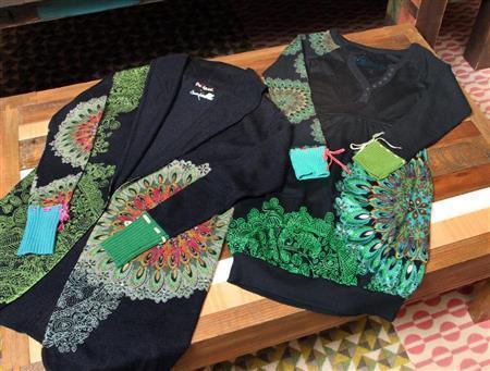 デシグアル定番の曼荼羅シリーズのロングカーディガン（左、１万６９００円）とワンピース（右、１万４９００円）。左右の袖の色が、あしらったリボンの色がそれぞれ異なる＝２０１４年１２月１９日、東京都渋谷区神宮前（立浪聡美さん撮影）