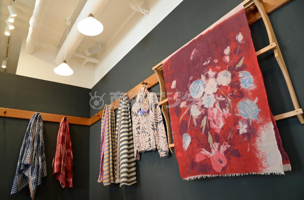 店内には代表的なデザインのストールが飾られている。右から「ダッチ・フラワー」（４万１５８０円）、カーディガン（５万２９２０円）、ボーダー柄ストール２色（各２万８０８０円）、チェック柄ストール（２万７０００円）＝２０１４年１２月１８日、東京都港区（寺河内美奈撮影）