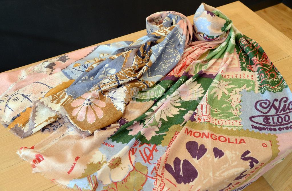 「切手」シリーズのストール。モンゴルや日本などのアジアの切手がモチーフで色違いも豊富にそろう（２万４３００円～）＝２０１４年１２月１８日、東京都港区（寺河内美奈撮影）